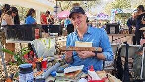 Ricardo aprendió técnicas básicas de encuadernación para volver funcionales los libros dañados