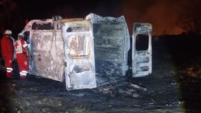 Mientras atendían una emergencia, una ambulancia de la Cruz Roja se incendia en la autopista Guadalajara-Colima.