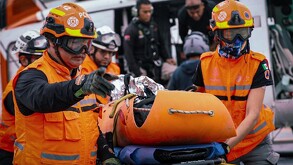 Elementos de Protección Civil rescatando a jóvenes en Montemorelos