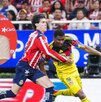Jugadores de Chivas y América en el Clásico Nacional 2026.