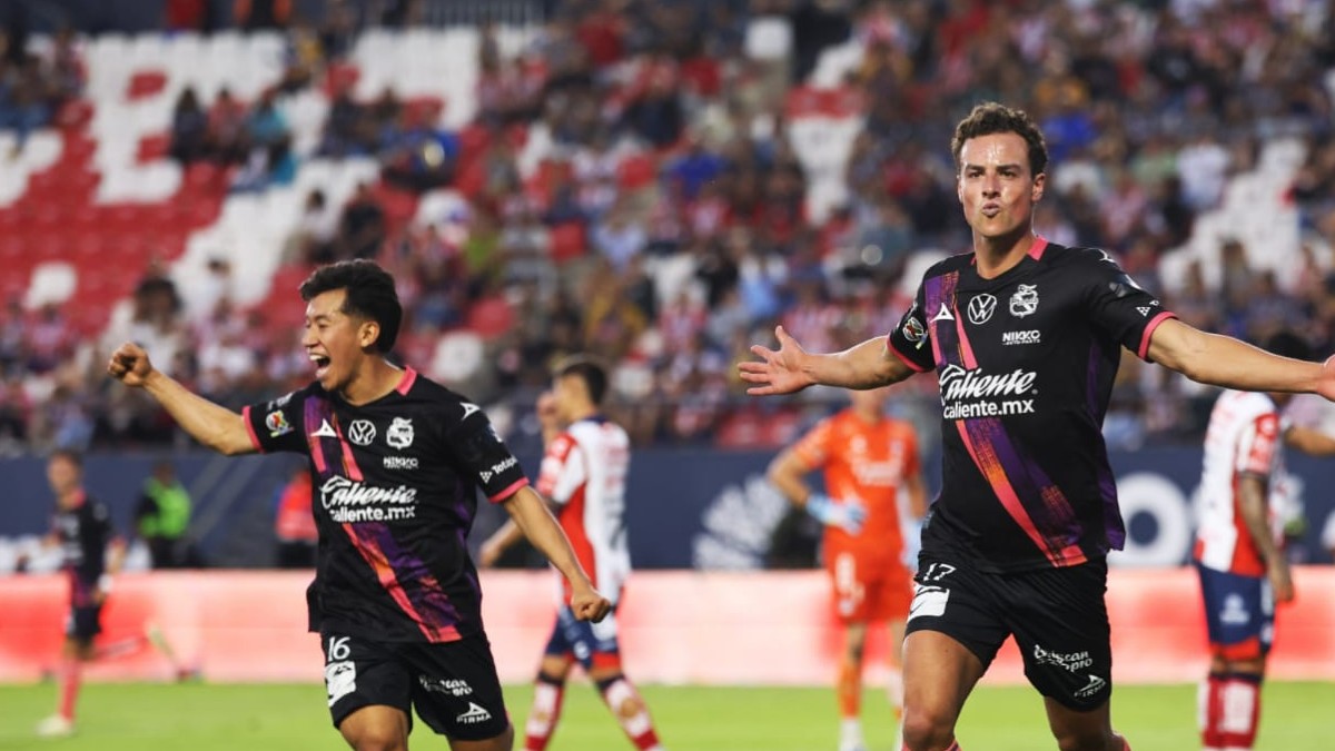 Jugadores de Club Puebla celebrando el gol ante San Luis.