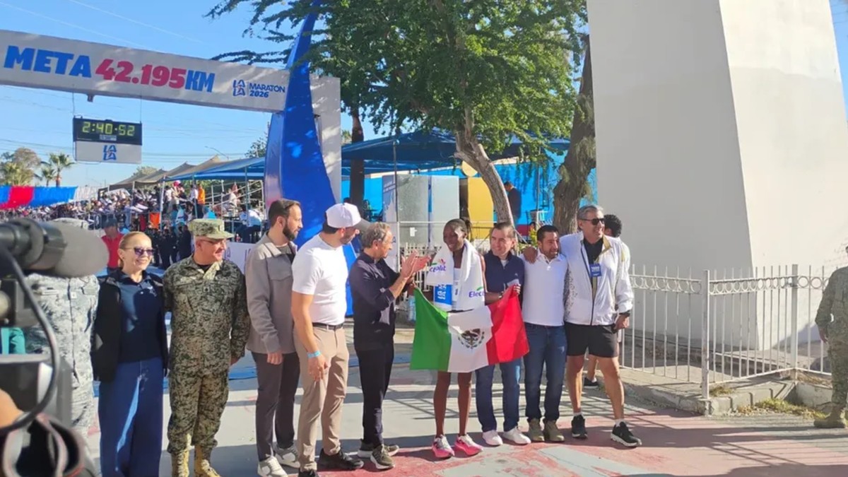 Corredores cruzando la meta del Maratón Internacional Lala en Torreón, Coahuila.
