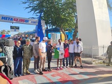 Corredores cruzando la meta del Maratón Internacional Lala en Torreón, Coahuila, ante cientos de espectadores que celebran a los ganadores.
