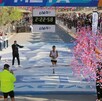 Corredor llegando en primer lugar a la meta del Maratón Lala en Torreón.