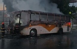 Elementos de Protección Civil y Bomberos de Tlaquepaque trabajaron para sofocar el incendio del vehículo.