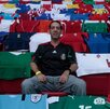 Enrique Solorio en el estadio Akron, sede mundialista, con su colección de 243 jerseys internacionales.