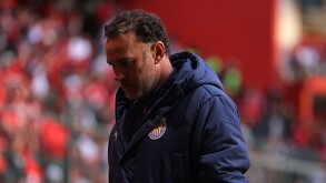 Gabriel Milito saliendo del Estadio Nemesio Diez al terminar el partido entre Chivas y Toluca.