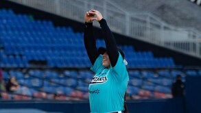 Payton Gottshall celebrando los 150 ponches con Sultanes Femenil.