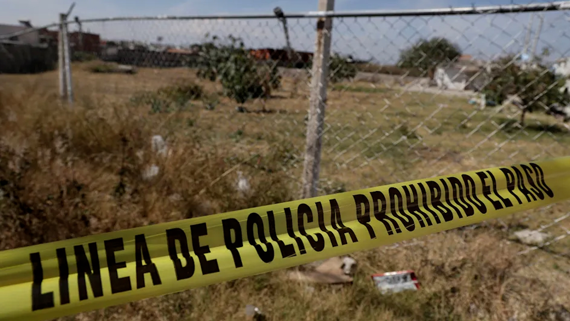 El cuerpo de un hombre con visibles signos de violencia fue localizado en una zona despoblada del municipio de Linares, Nuevo León.