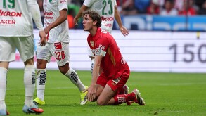Marcel Ruiz en el césped tras una falta recibida ante Chivas.