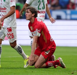 Marcel Ruiz en el césped tras una falta recibida ante Chivas.