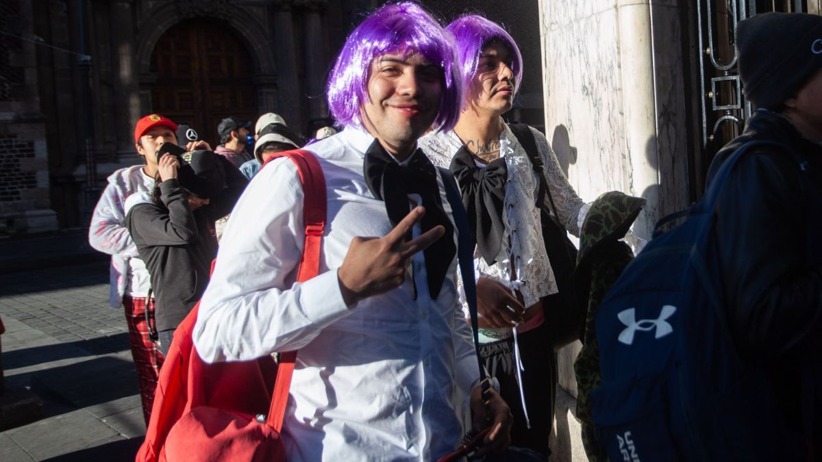 Personas acuden y hacen largas filas para el concierto de Shakira en el Zócalo de la Ciudad de México el 1 de marzo 2026