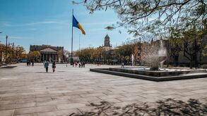 Día soleado en la Plaza Liberación de Guadalajara, frente al Teatro Degollado.