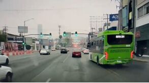 Camión embiste a dos personas en el centro de monterery