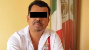 Hombre con camisa blanca y una cinta negra sobre los ojos respetando su presunción de inocencia.