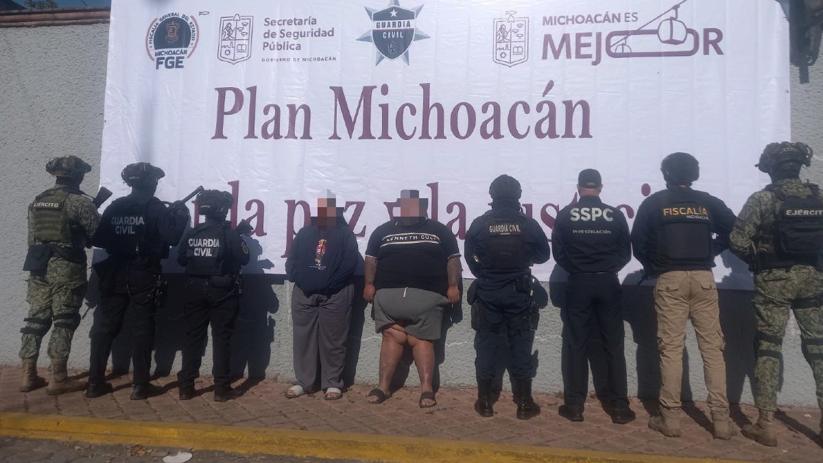 El Congo y Kimberly N, ambos con la cara censurada, en medio de oficiales de la Guardia Civil, SSPC, Fiscalía de Michoacán y el Ejército