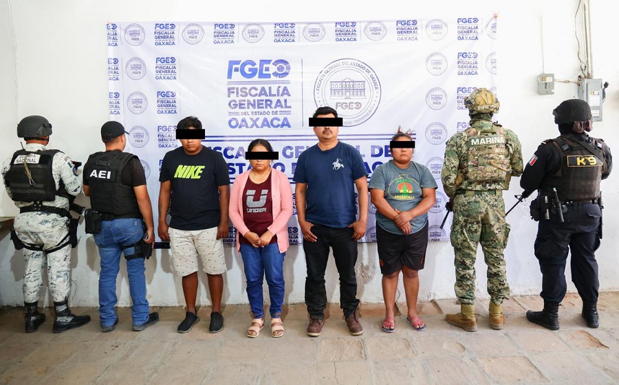 Hombres y una mujer detenidos por la policía de Oaxaca por un presunto homicidio.