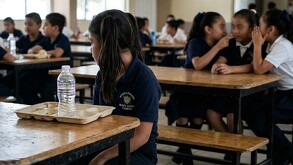 Niña siendo víctima de bullying en su escuela