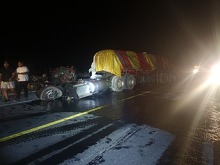 Se observa un accidente entre un camión y una pipa, es de noche.