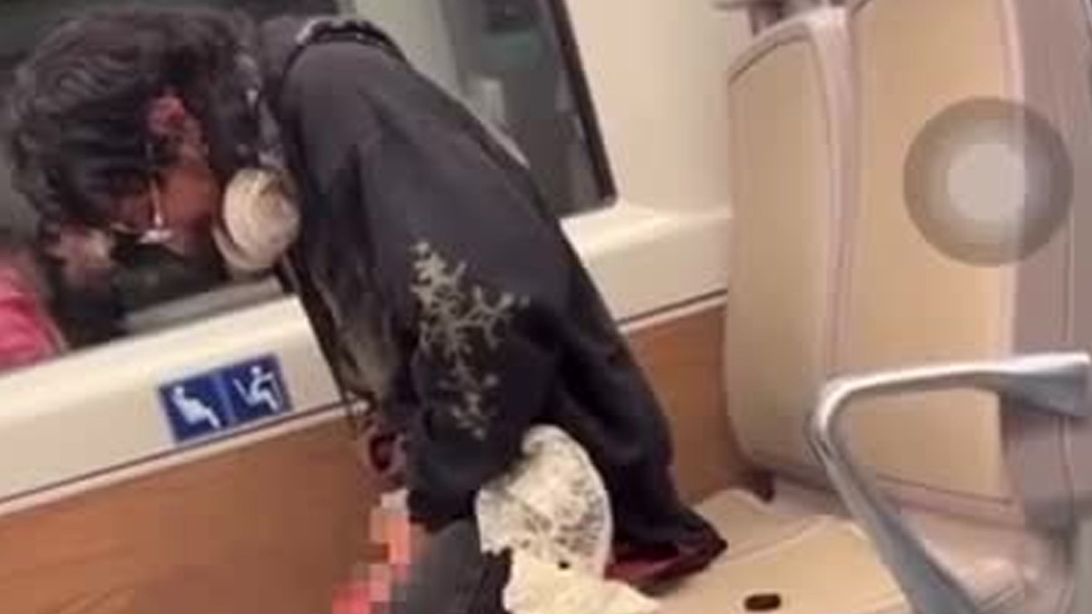 El sujeto fue captado dentro del vagón del tren orinando en una botella de plástico.