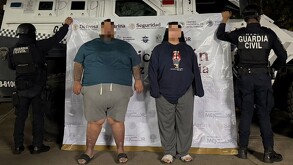 Gerardo ‘N’, alias El Congo, junto a Kimberly 'N' ambos con la cara censurada en medio de dos oficiales de la Guardia Civil en Michoacán