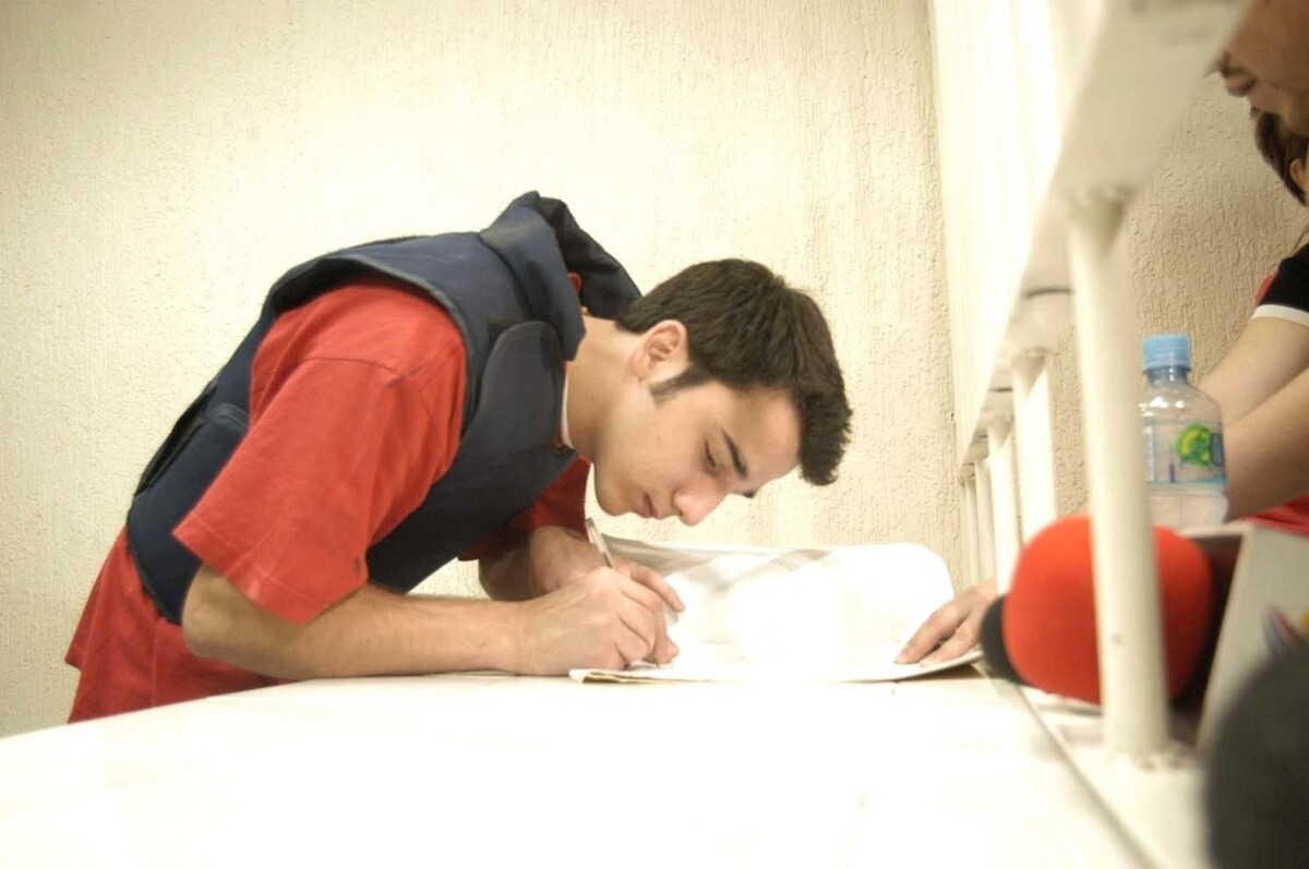 Diego Santoy firmando declaraciones tras careo judicial.