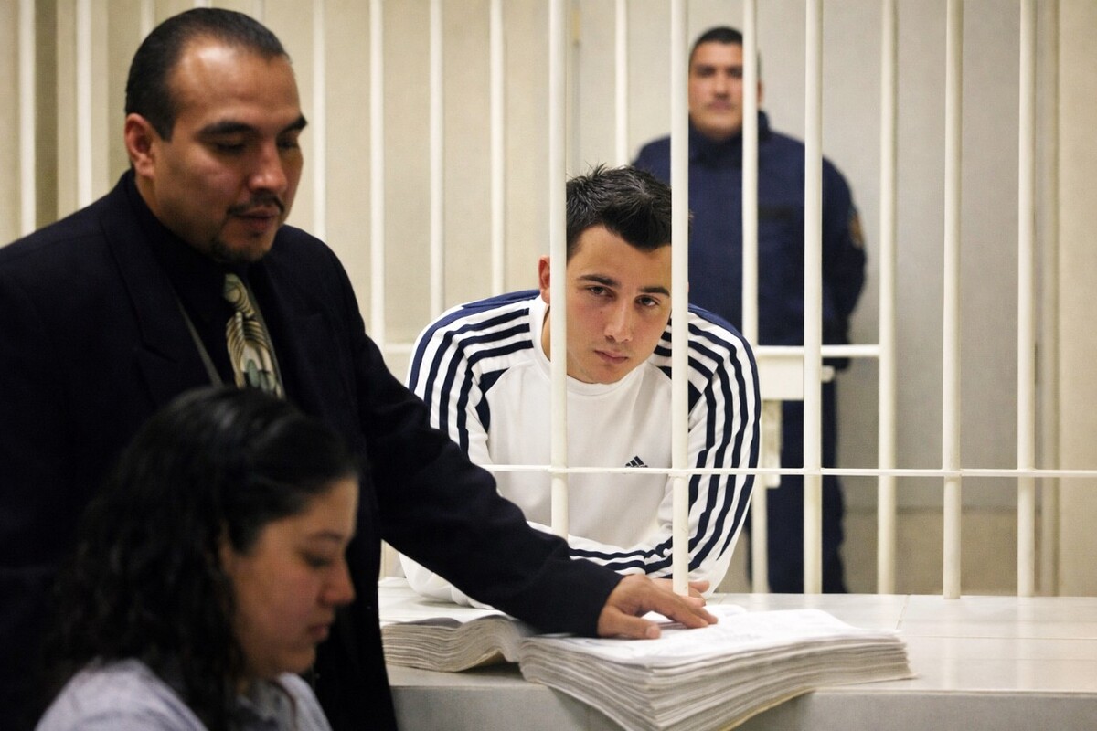 Diego Santoy dando declaraciones tras doble asesinato en la colonia Cumbres en Monterrey.