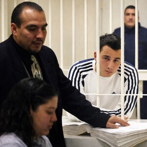 Diego Santoy dando declaraciones tras doble asesinato en la colonia Cumbres en Monterrey.