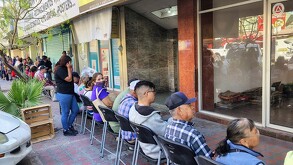 Fila para recibir Pensión Bienestar