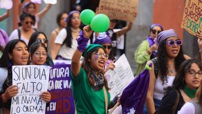 Mujeres participan en una marcha en la ciudad de Puebla.