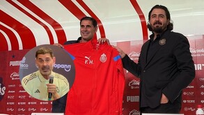 Fernando Hierro siendo presentado por Amaury Vergara en su etapa como director deportivo de Guadalajara.