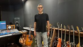 Flip Tamez dentro de su nuevo estudio de grabación en San Pedro Garza García.