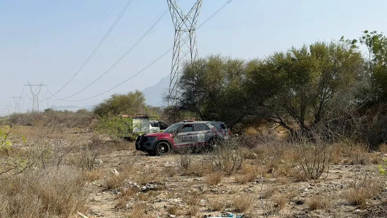 Autoridades investigan la muerte de un hombre encontrado en estado de putrefacción en una zona despoblada de García, Nuevo León.
