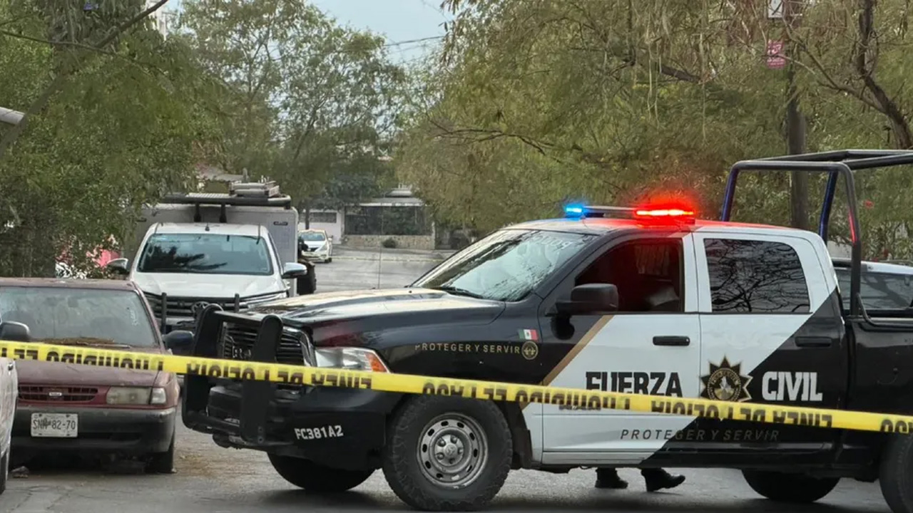 Autoridades investigan la muerte de un hombre de entre 20 y 30 años en el cruce de Avenida Las Rocas y Filita, en la colonia San Bernabé, Monterrey.