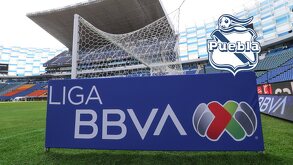 Cartel de la Liga MX en el Estadio Cuauhtémoc de Puebla.