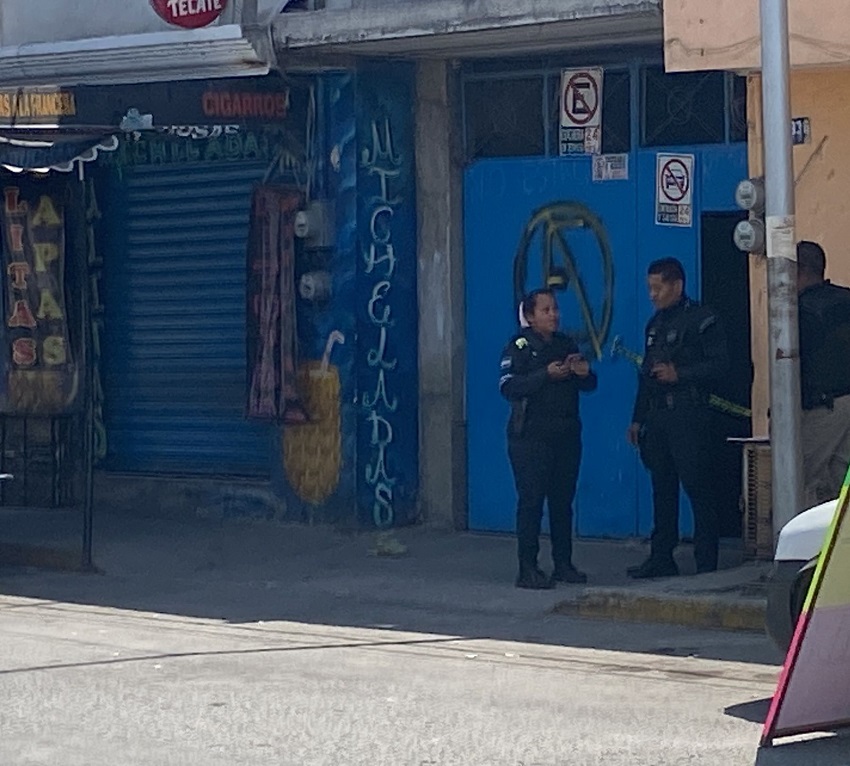 Policías afuera de un domicilio por un caso de feminicidio en la colonia Guadalupe Hidalgo.