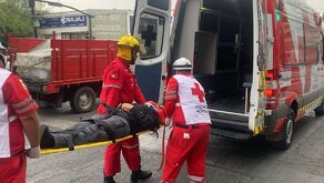 Paramédicos atendiendo a mujer atropellada en Centro de Monterrey.