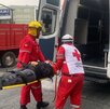 Paramédicos atendiendo a mujer atropellada en Centro de Monterrey.