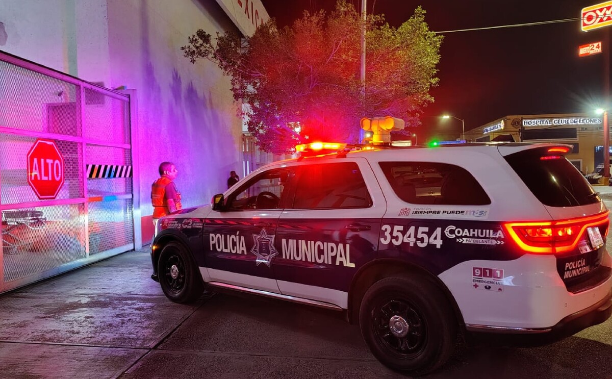 Cruz Roja Mexicana y patrulla de policía en Torreón.