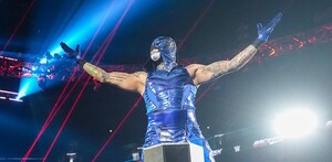 Penta en su entrada previo a su lucha ante Dominik Mysterio en Backlash 2025.