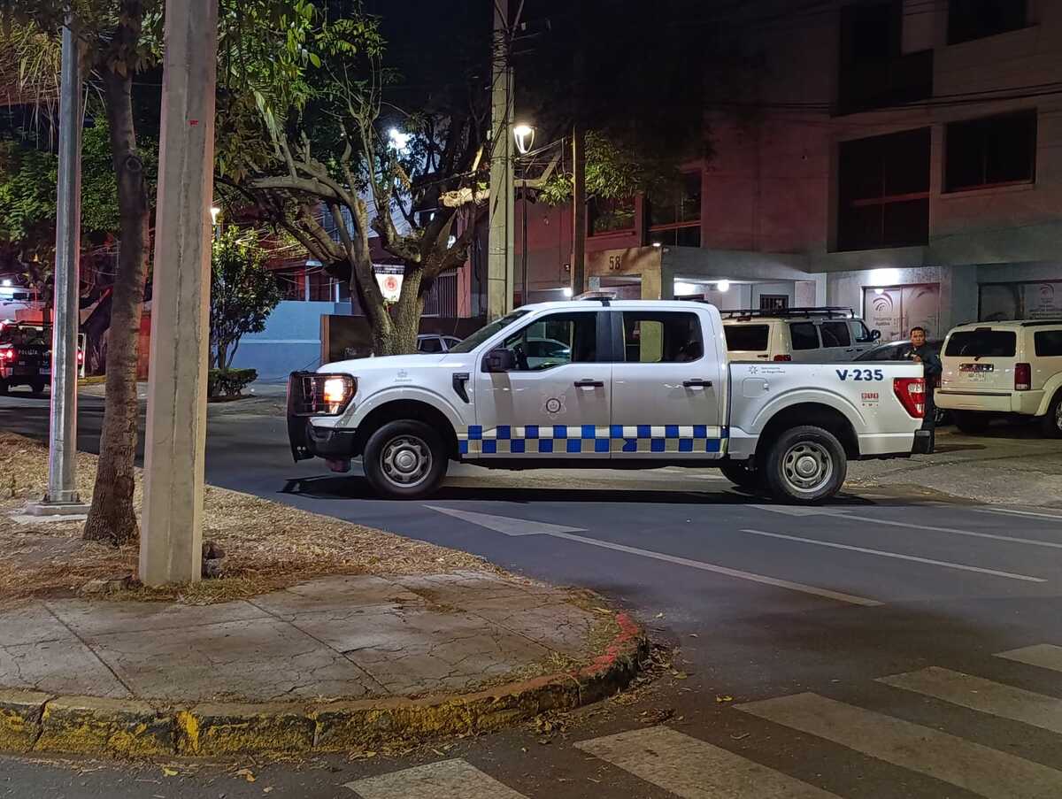 Dos empleadas de una tienda Oxxo en Guadalajara fueron afectadas por un incendio provocado por una bomba molotov.