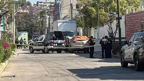 Autoridades resguardan a dos hombres asesinados tras una riña familiar en Tultitlán, Estado de México.