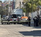 Autoridades resguardan a dos hombres asesinados tras una riña familiar en Tultitlán, Estado de México.