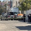 Autoridades resguardan a dos hombres asesinados tras una riña familiar en Tultitlán, Estado de México.