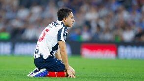 Iker Fimbres lamentándose en la derrota de Rayados contra Cruz Azul en el Clausura 2026.