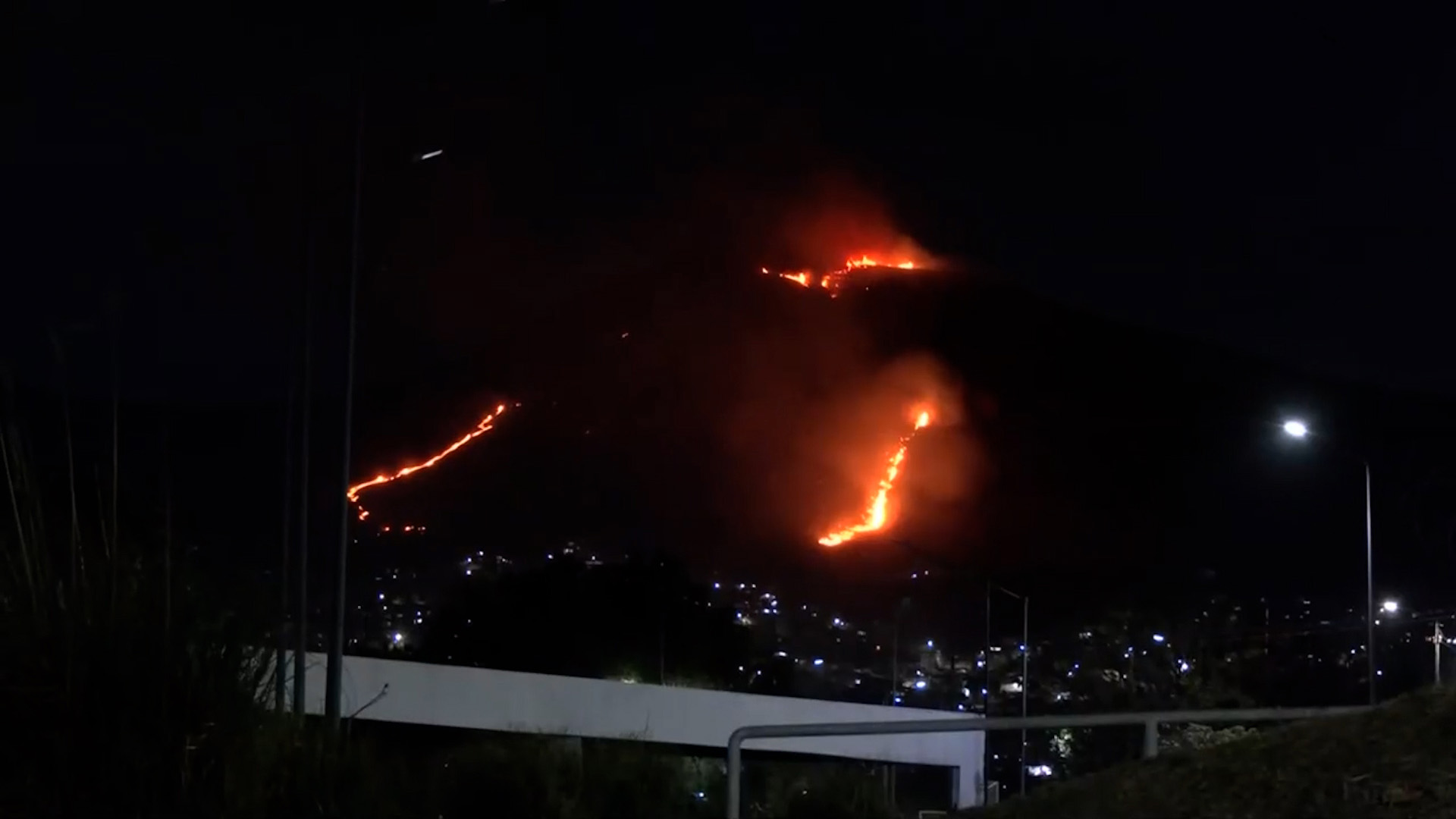 Autoridades buscan sofocar el siniestro antes de que el viento y el material seco expandan la tragedia en el Edomex.