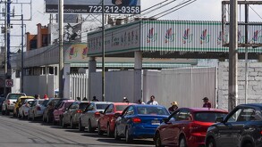 Automóviles formados para pasar la verificación vehicular en el Edomex
