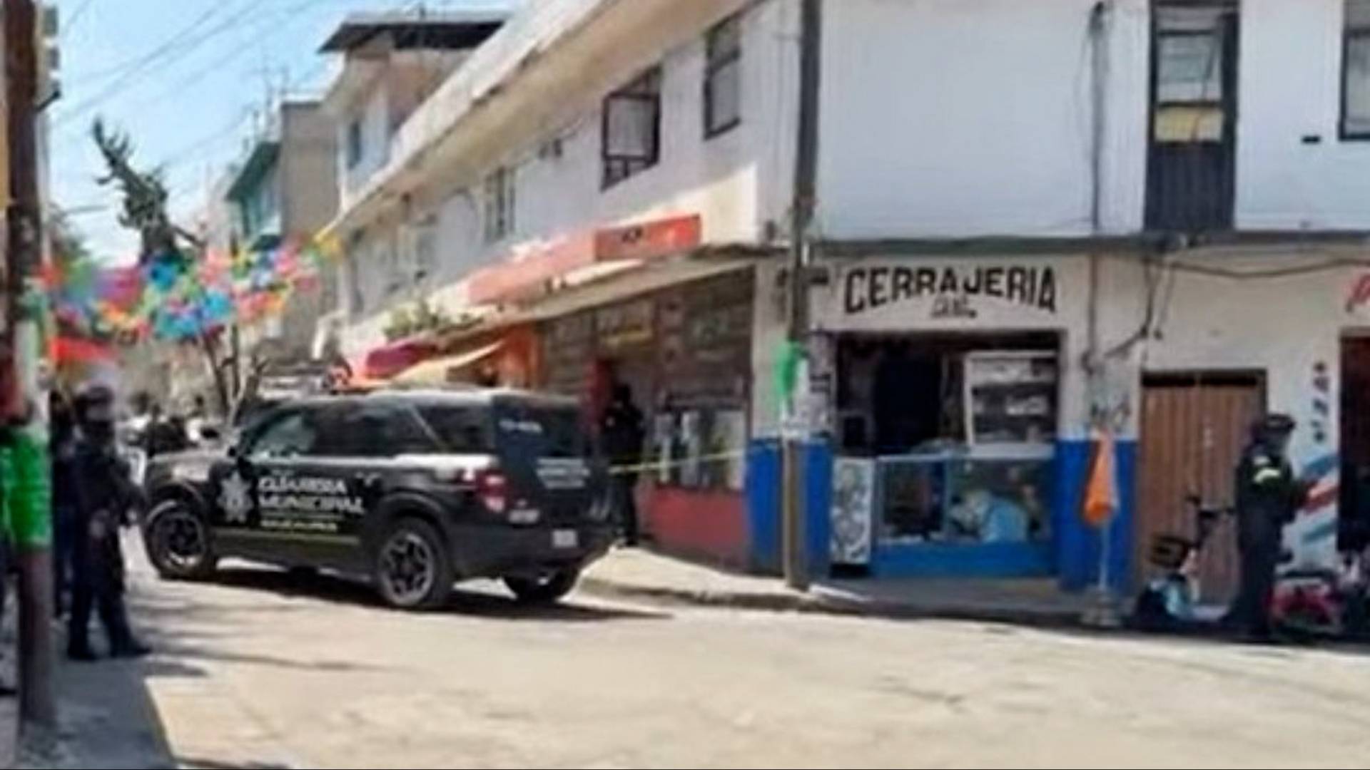 Padre e hijo fueron interceptados por hombres a bordo de una moto, quienes les dispararon en diversas ocasiones en la zona comercial de la colonia El Molinito.