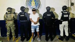 Integrantes de la Secretaría de Seguridad Pública del estado de Guerrero, Marina, Policía y Guardia Nacional de espaldas con un detenido en Acapulco, Guerrero.