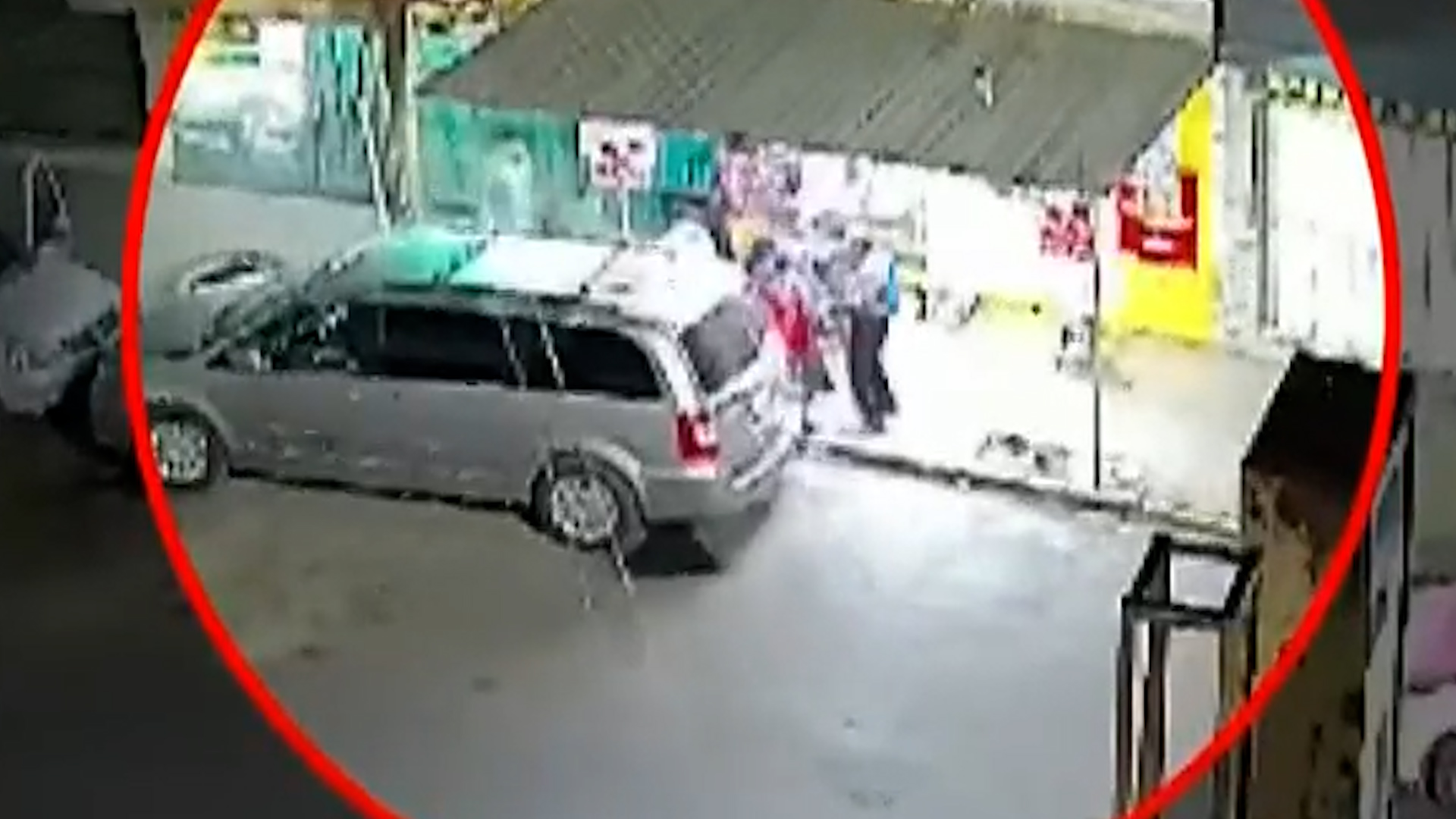 Vecinos de la alcaldía Gustavo A. Madero denuncian un incremento de violencia tras captarse a un hombre disparando seis veces al aire.